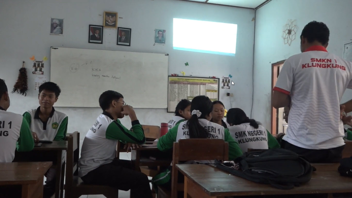 Guru sedang mengajar AI